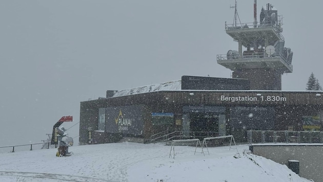 Snow fell on the mountains (here Schladming) in the night to Friday and it's still snowing. (Bild: Planai)