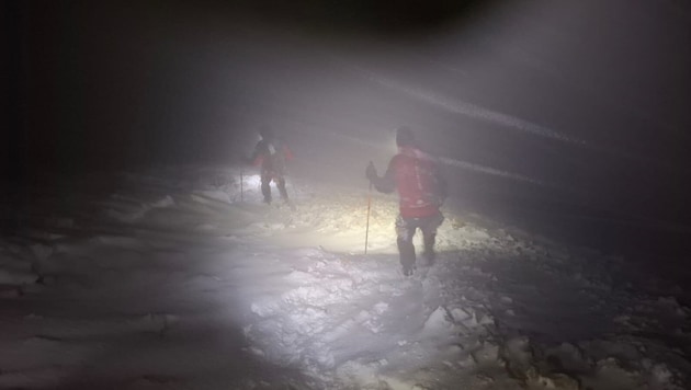 A difficult night operation for the mountain rescuers from Telfs and Leutasch. (Bild: Bergrettung Leutasch)