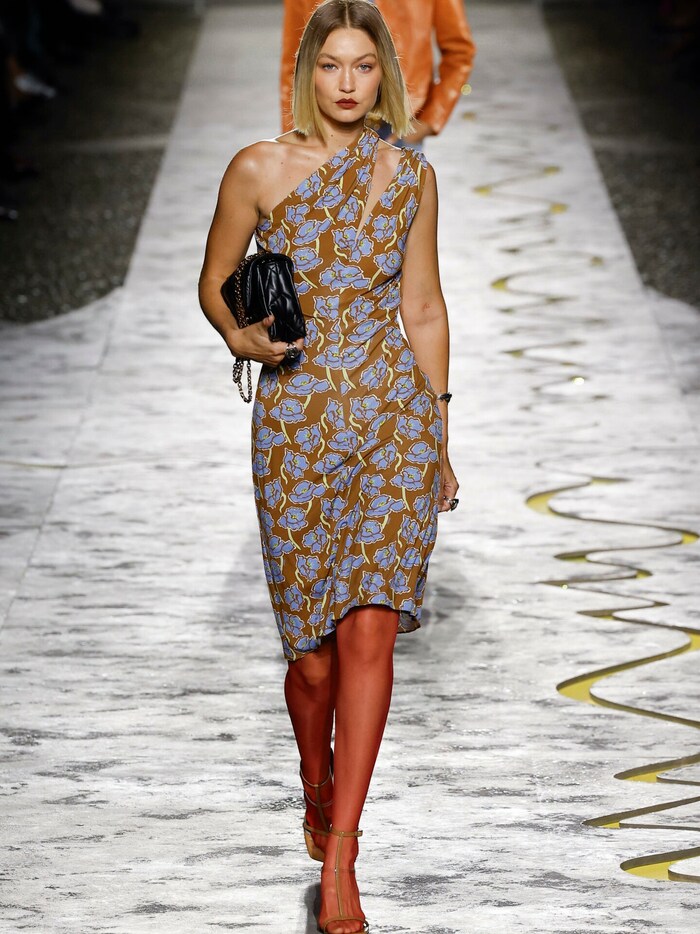 Gigi Hadid am Laufsteg von Versace