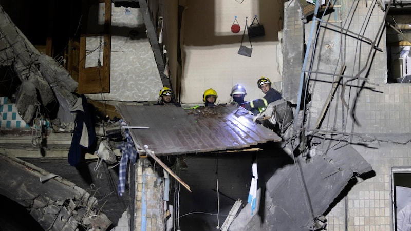 Emergency forces after an attack on Kharkiv (Bild: AP/Yevhen Titov)