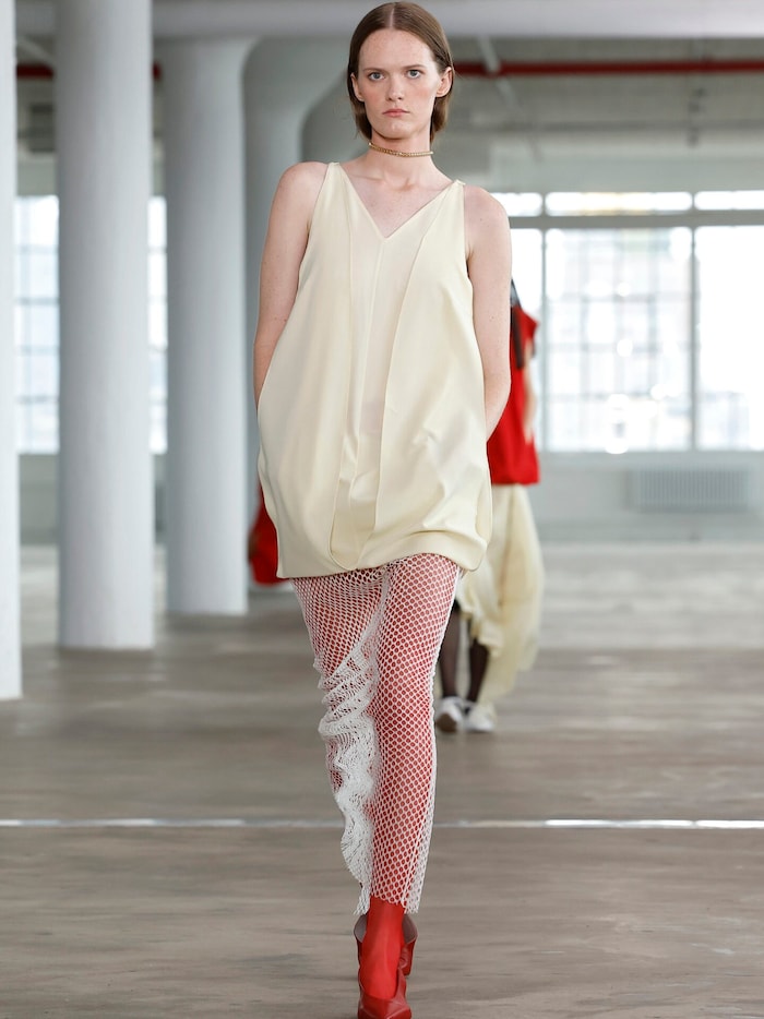 Und laut Tibi schauen die auffälligen Accessoires auch zu Frühlingskleidern klasse aus.