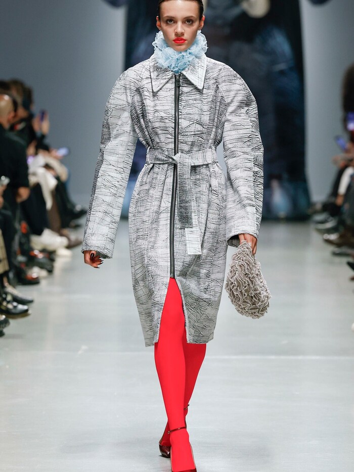 Ester Manas kombinierte rote Strumpfhosen zu Frühlingsmänteln.