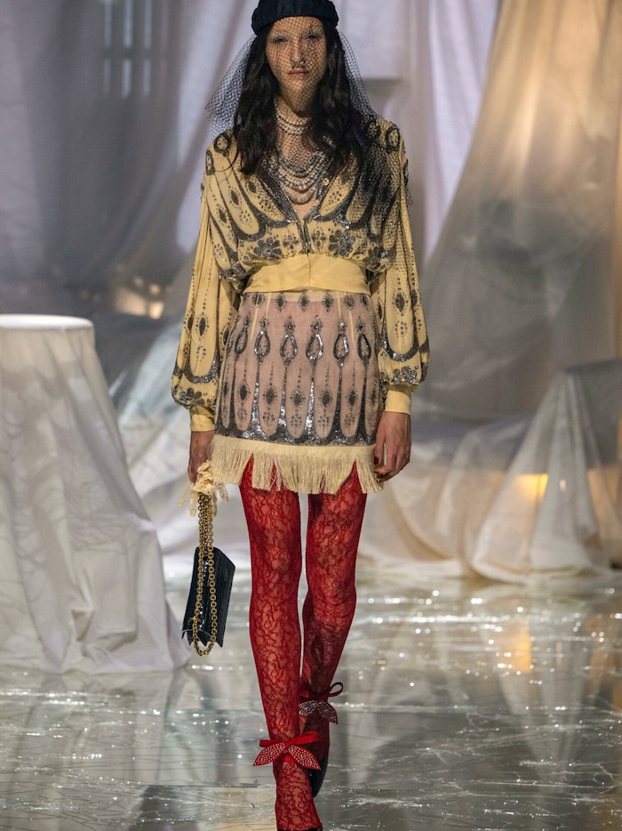 Bei Valentino gab es rote Spitzenstrumpfhosen zu sehen.