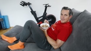 Zum Frühstück gibt‘s für Philipp Jelinek Müsli – der Hometrainer steht immer parat. (Bild: Holl Reinhard/Reinhard Holl)