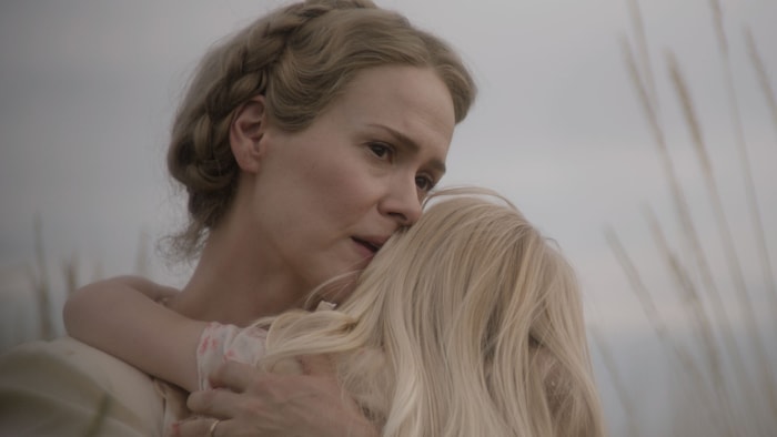 Ganz alleine kümmert sich Margaret Bellum (Sarah Paulson) um ihre Töchter, während sie von ...