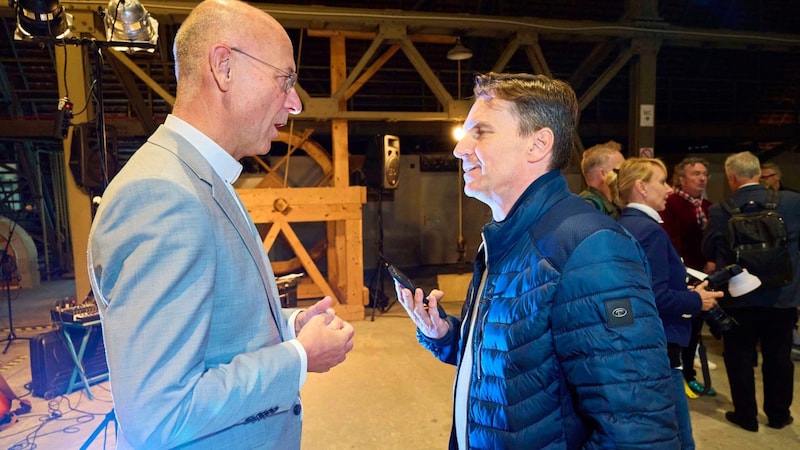 "Krone" presenter Norman Schenz met cathedral priest Toni Faber for a quick chat. (Bild: Tuma Alexander/Starpix / A. Tuma)