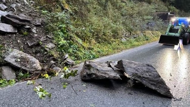 Rock fell onto the Karneralm road. (Bild: FF Ramingstein)