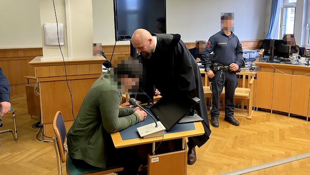 The 22-year-old first defendant with his defense lawyer Florian Kreiner. (Bild: Sophie Pratschner, Krone KREATIV)