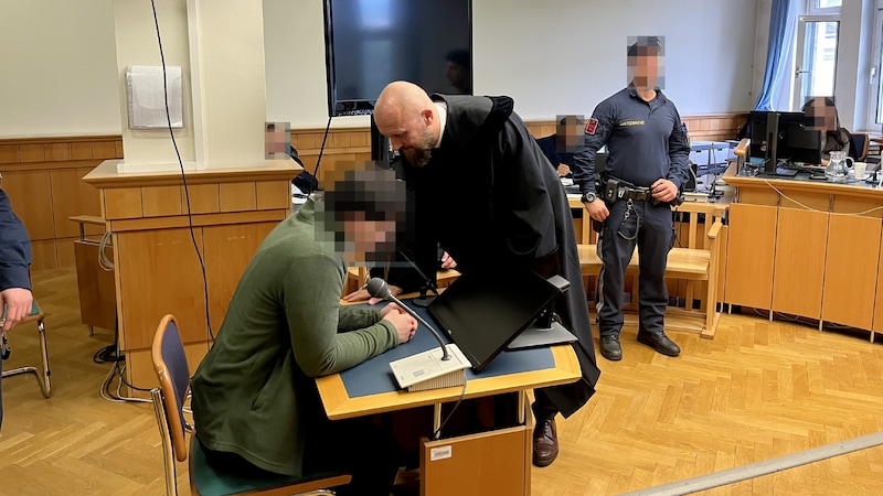 The 22-year-old first defendant with his defense lawyer Florian Kreiner at the first trial. (Bild: Sophie Pratschner, Krone KREATIV)