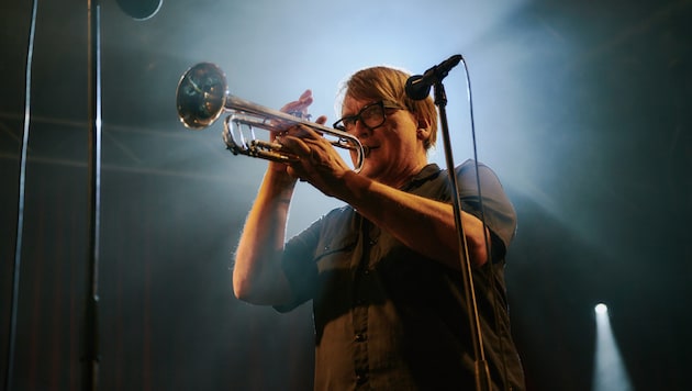 Der Meister und sein Werkzeug: Sven Regener bläst im Berliner Lido zum musikalischen Angriff. (Bild: Noel Richter)