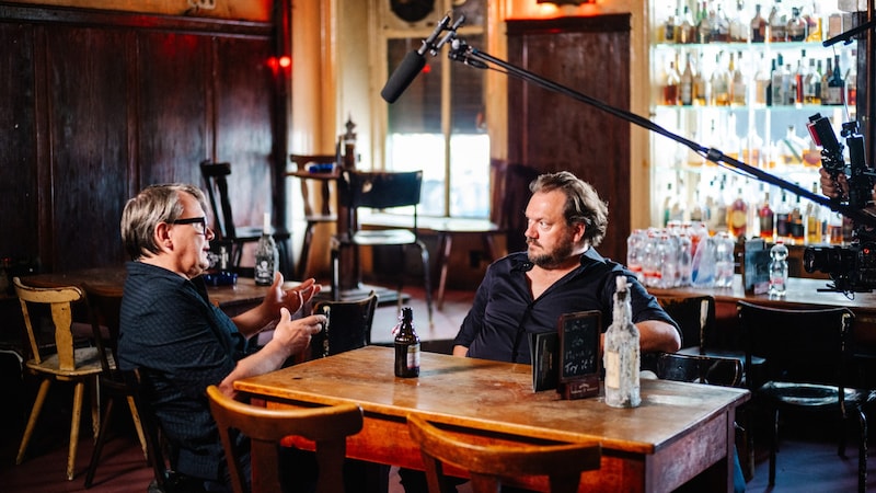 Sven Regener in an interview with director and fan Charly Hübner. (Bild: Felix Zimmermann)