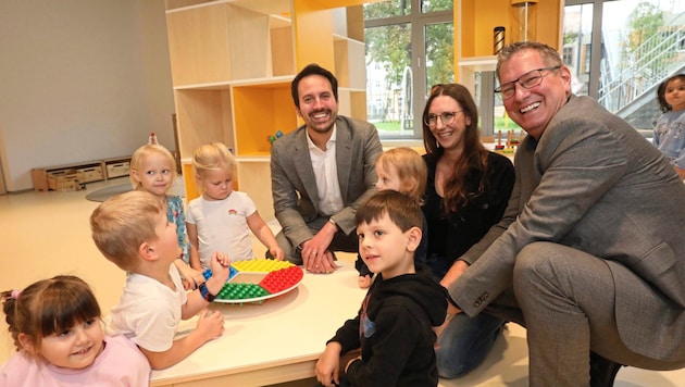 Bildungsstadtrat Christoph Wiederkehr (Neos) und Bezirksvorsteher Georg Papai (SPÖ) im neuen Bildungscampus. (Bild: Jöchl Martin)