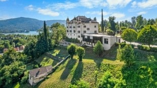 Das luxuriöse Schloss Freyenthurn thront über Klagenfurt – und wird nun verkauft. (Bild: Engel & Völkers)