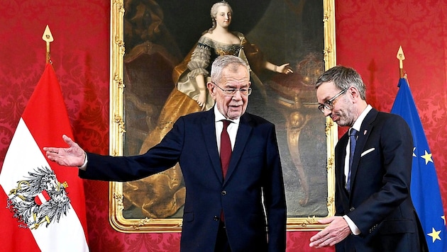 After a handshake and posing for the photographers, it was already time to go behind the famous red wallpaper door. (Bild: APA/HELMUT FOHRINGER)