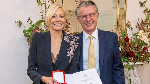 Nadja Swarovski bei Botschafter Bernhard Wrabetz, der in Stellvertretung von Bundespräsident Alexander Van der Bellen die Urkunde und den Orden übergab. (Bild: Nick Harvey)