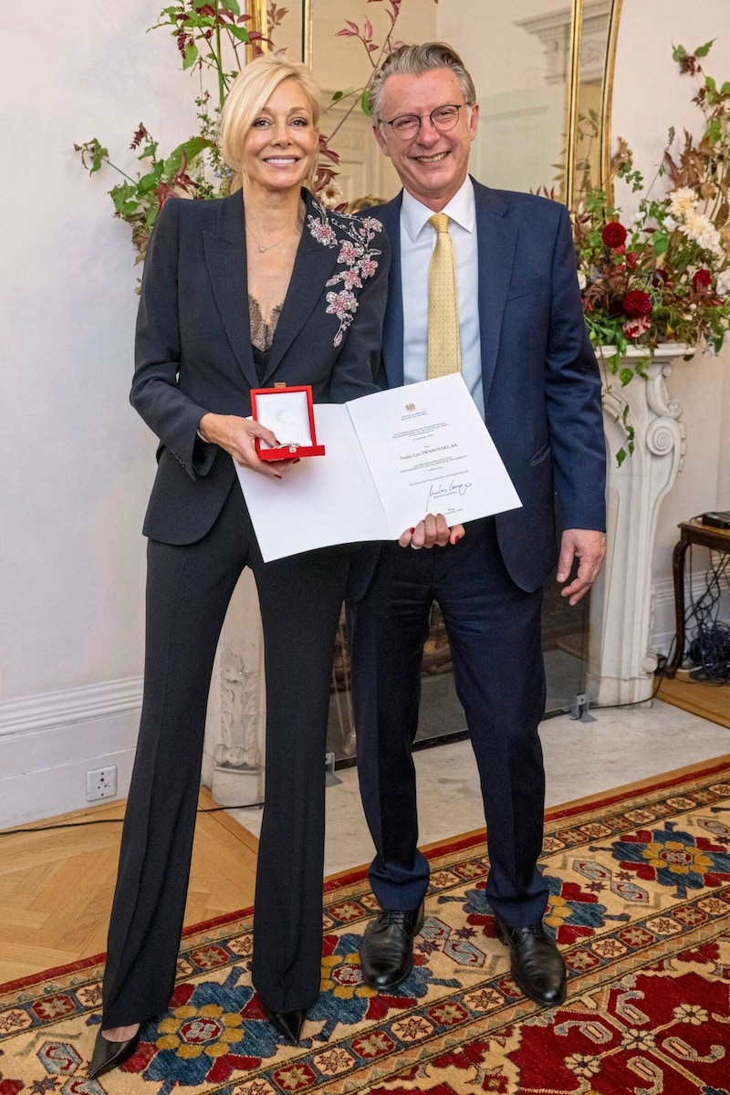 Nadja Swarovski with Ambassador Bernhard Wrabetz, who presented the certificate and medal on behalf of Federal President Alexander Van der Bellen. (Bild: Nick Harvey)