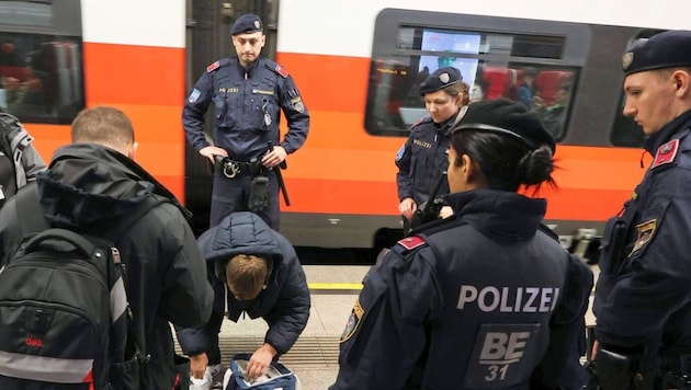 Die Polizei steht als Unterstützung bereit, greift ein, sollte die Situation eskalieren. (Bild: Zwefo)