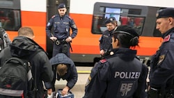 Die Polizei steht als Unterstützung bereit, greift ein, sollte die Situation eskalieren. (Bild: Zwefo)