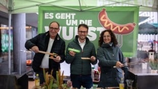 Weil es um die Wurst geht, haben die Grünen am Bregenzer Kornmarktplatz sinnigerweise den Grill angeschmissen. (Bild: Grüne Vorarlberg)