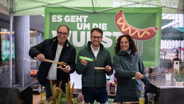 Because it's all about the sausage, the Greens have sensibly fired up the barbecue on Kornmarktplatz in Bregenz. (Bild: Grüne Vorarlberg)