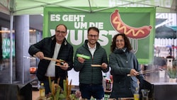 Weil es um die Wurst geht, haben die Grünen am Bregenzer Kornmarktplatz sinnigerweise den Grill angeschmissen. (Bild: Grüne Vorarlberg)