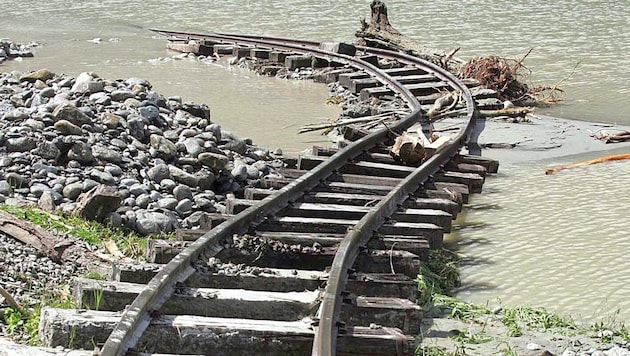 Viele Zugverbindungen für Pendler sind derzeit buchstäblich ins Wasser gefallen. (Bild: Jönsson Kerstin/AP)