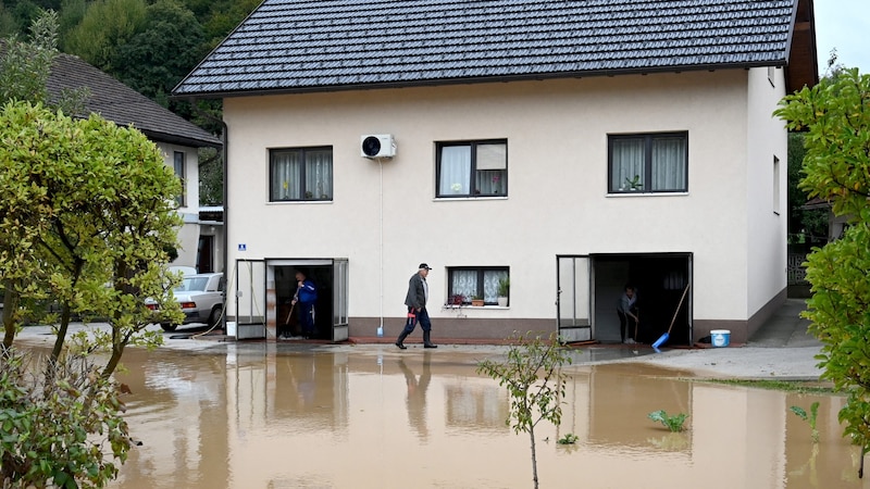 Häuser, Gärten und Autos standen unter Wasser. (Bild: AFP/Elvis Barukcic)