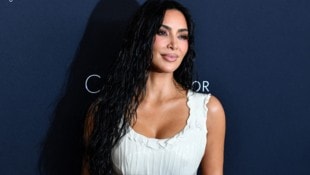 Kim Kardashian setzt sich für die  Menendez-Brüder ein.  (Bild: APA Pool/AFP/Andrea RENAULT)