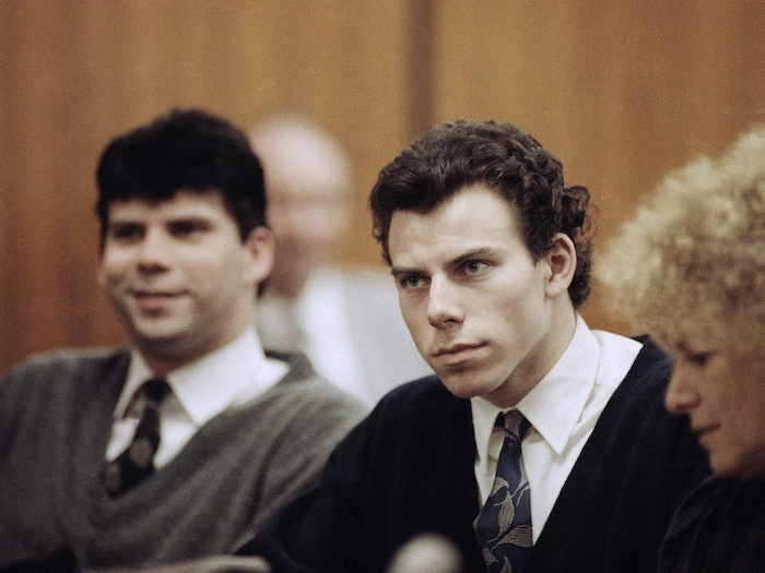 Die echten Menendez-Brüder Lyle (links) und Erik Menendez 1990 vor Gericht