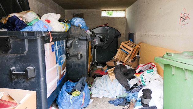 In Teuflstraße in Linz, garbage piled up in the garbage room at the beginning of the week. (Bild: Einöder Horst/Horst Einöder/Flashpictures)