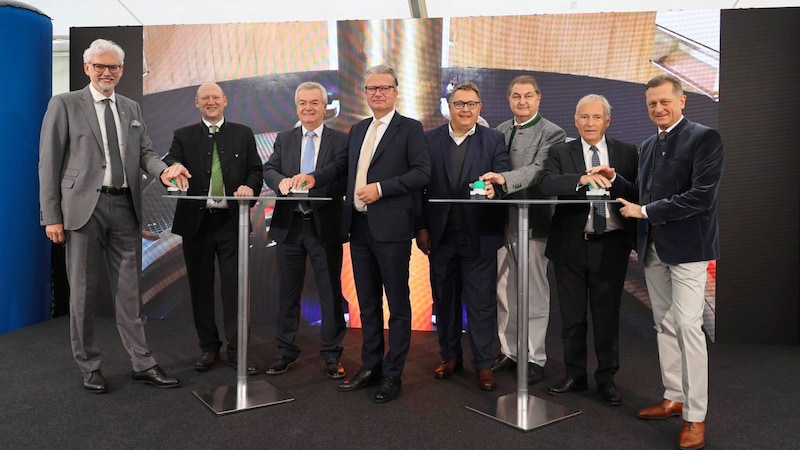 Eight men opened the Gratkorn Mur power plant: Verbund CEO Michael Strugl, COO Achim Kaspar, Deputy Governor Anton Lang, Governor Christopher Drexler, Energie Steiermark Board Member Martin Graf, Verbund Managing Director Karl Heinz Gruber, Christian Purrer (Energie Stmk.) and Michael Amerer (Verbund) (Bild: Jauschowetz Christian/Christian Jauschowetz)