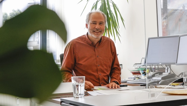 With 17 employees, Peter Niederreiter often helps people whose debts have multiplied. The state finances the advice center. (Bild: Tschepp Markus)