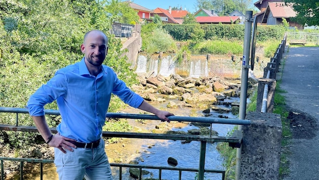 Mayor David Egger in front of the dilapidated weir. (Bild: Stadtgemeinde Neumarkt)