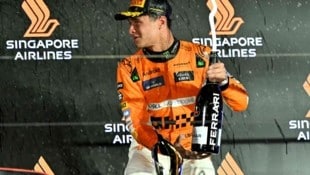 Der Vertrag mit Ferrari-Schaumwein läuft ab – danach dürfen Lando Norris & Co. wieder mit Champagner feiern. (Bild: AFP/MOHD RASFAN)