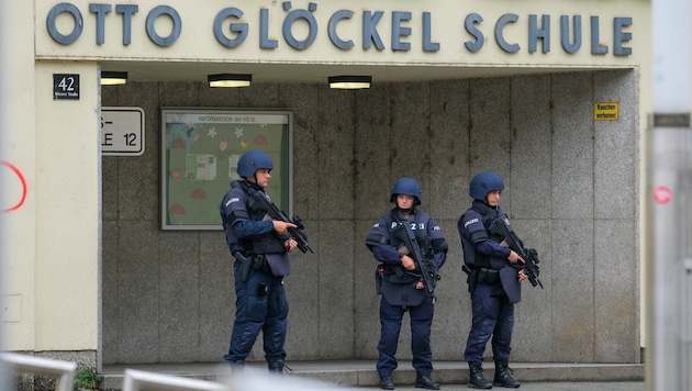 After the e-mail threat, numerous armed police officers cordoned off the school on Wiener Strasse in Linz. (Bild: Einöder Horst)