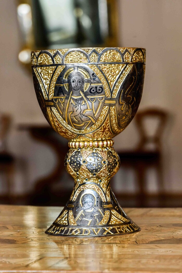 The picture shows the real chalice. The imitation is back.