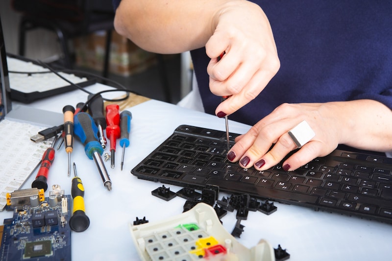 Bei 4everyoung.at werden alte Computerteile wieder recycelt und repariert. (Bild: Sabine Biedermann)