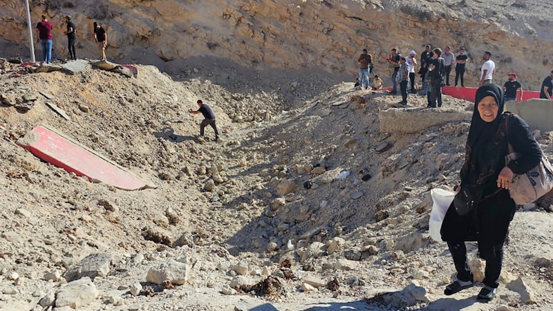 Vertriebene beim Grenzübergang Masnaa (Bild: AP/Samer Husseini)