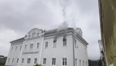 Beim Eintreffen der Feuerwehren drang bereits Rauch aus zwei Fenstern. (Bild: FF Garsten)