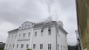 Beim Eintreffen der Feuerwehren drang bereits Rauch aus zwei Fenstern. (Bild: FF Garsten)