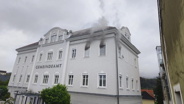 Beim Eintreffen der Feuerwehren drang bereits Rauch aus zwei Fenstern. (Bild: FF Garsten)