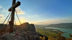 Genau unter der Drachenwand wurde in Plomberg am Mondsee ein Hof samt Grund verkauft. Preis: Sieben Millionen Euro. (Bild: Wolfgang Spitzbart .)