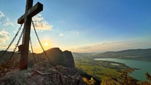 Genau unter der Drachenwand wurde in Plomberg am Mondsee ein Hof samt Grund verkauft. Preis: ...