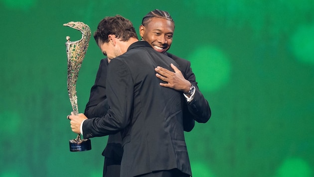 David Alaba überreichte Dominic Thiem den NIKI in der Kategorie Special Award. (Bild: GEPA/GEPA pictures)