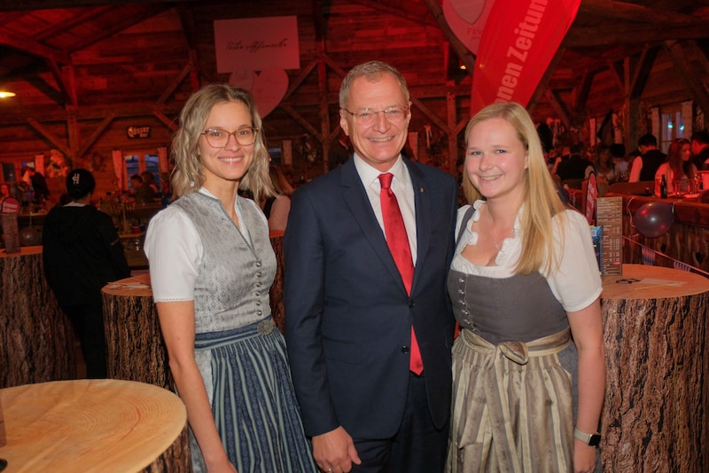 Landeshauptmann Thomas Stelzer mit Karo Singer (li.) und Lisa Stockhammer („Krone“). (Bild: @Flashpictures)