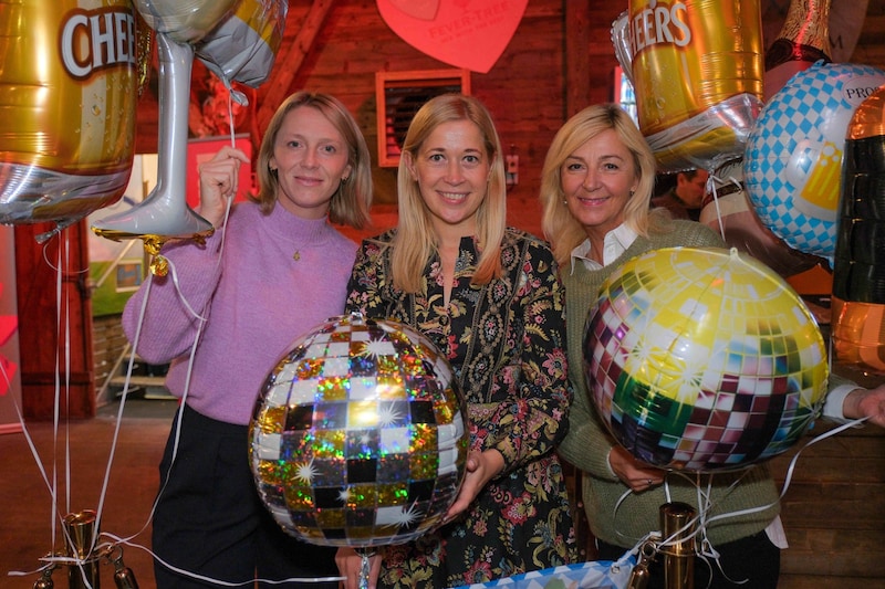 Die guten Geister vom Urfahranermarkt: Stadträtin Doris Lang-Mayerhofer (Mitte) mit Theresa Gillhofer (links) und Manuela Damm vom Magistrat Linz hatten Spaß. (Bild: Horst Einöder/Flashpictures)