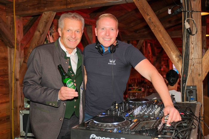 Josef Paukenhaider von der Brauunion (links) mit DJ Fredi Hahn.