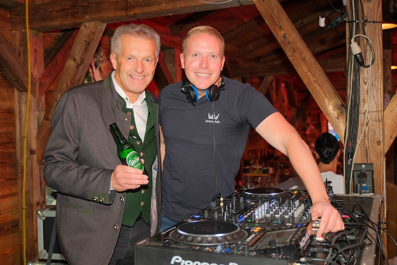 Josef Paukenhaider von der Brauunion (links) mit DJ Fredi Hahn. (Bild: Horst Einöder/Flashpictures)