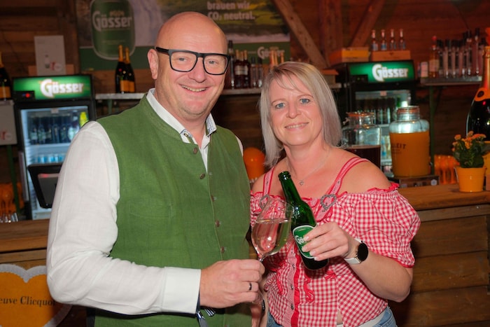 Wolfgang Steiger (GWG) stieß mit Bettina Mairwöger von Freistädter Bier an.