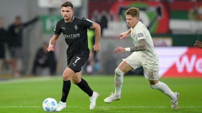 Gladbachs Kevin Stöger (l.) im Duell mit Augsburgs Kristijan Jakic